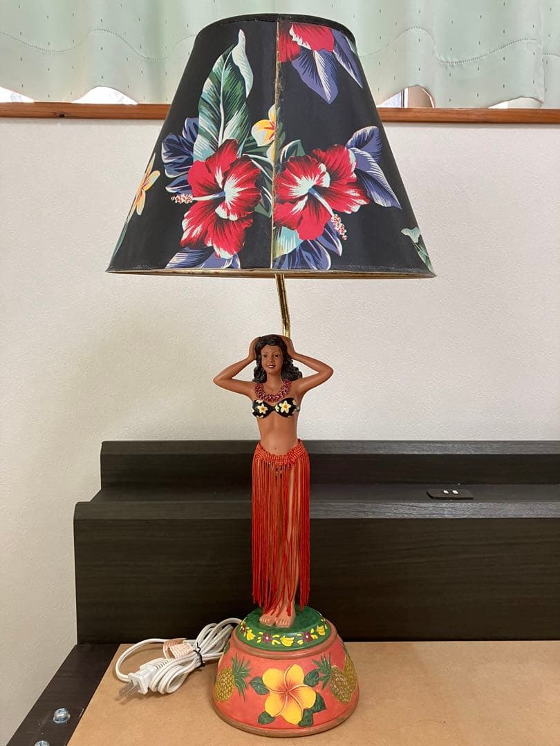 フラダンス女性像のランプ