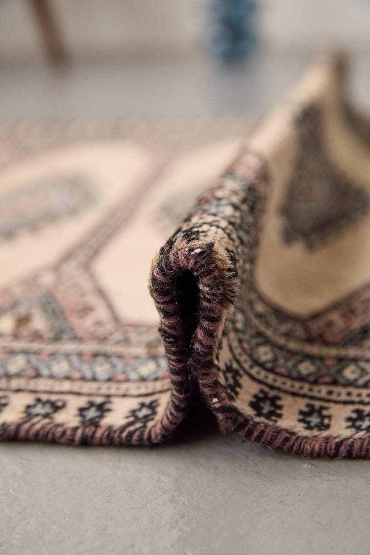 ヴィンテージラグ　トライバルラグ　パキスタン産（112×59cm）ベージュ　黒