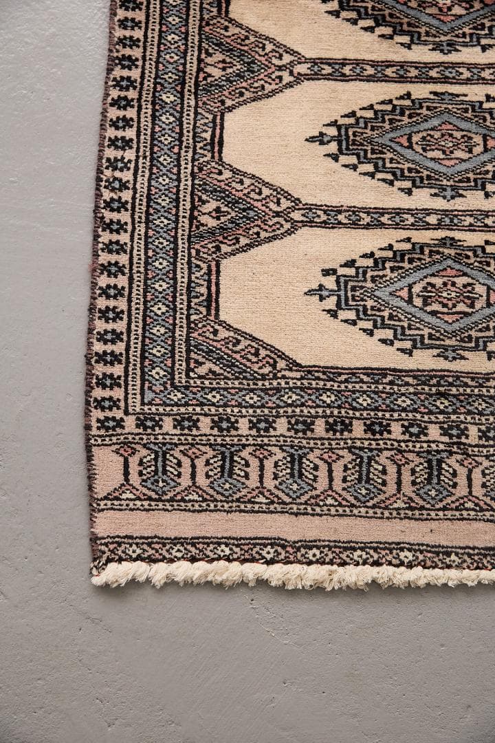 ヴィンテージラグ　トライバルラグ　パキスタン産（112×59cm）ベージュ　黒