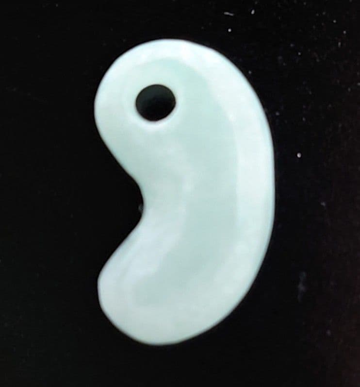 【セール】糸魚川翡翠　勾玉　氷種