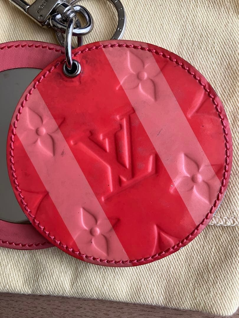 ルイヴィトン　モノグラム　ヴェルニ　ミラー付き　キーホルダー　バッグチャーム