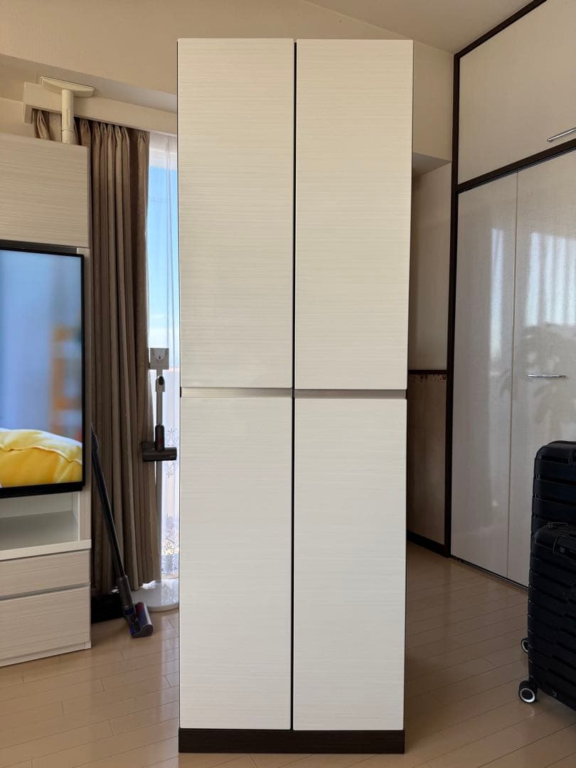 アン ホワイトとダークブラウンの大型収納キャビネット