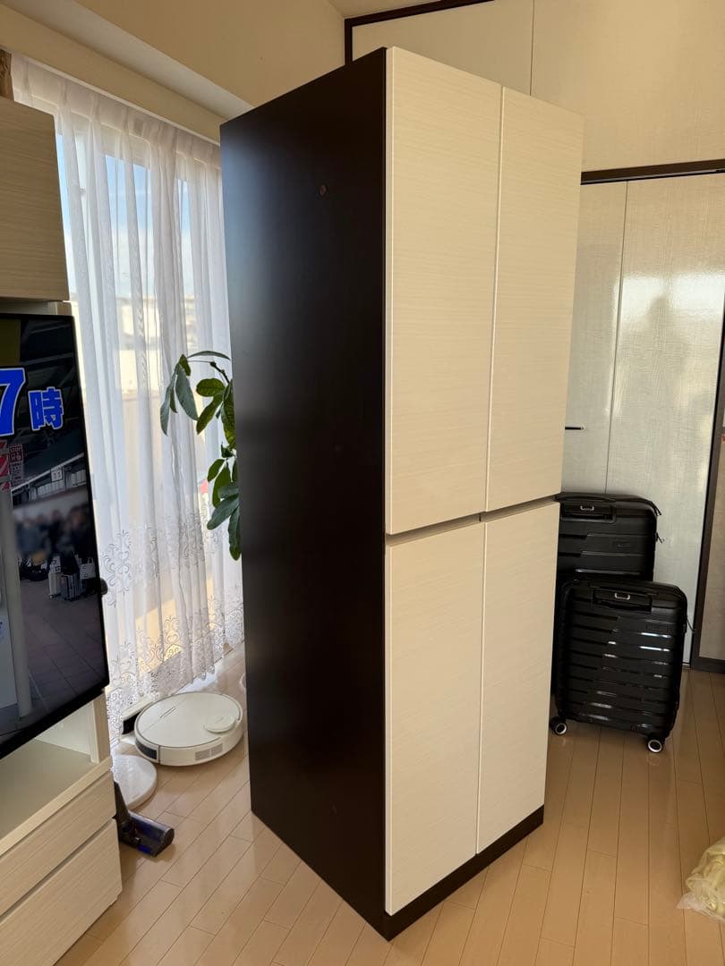 アン ホワイトとダークブラウンの大型収納キャビネット