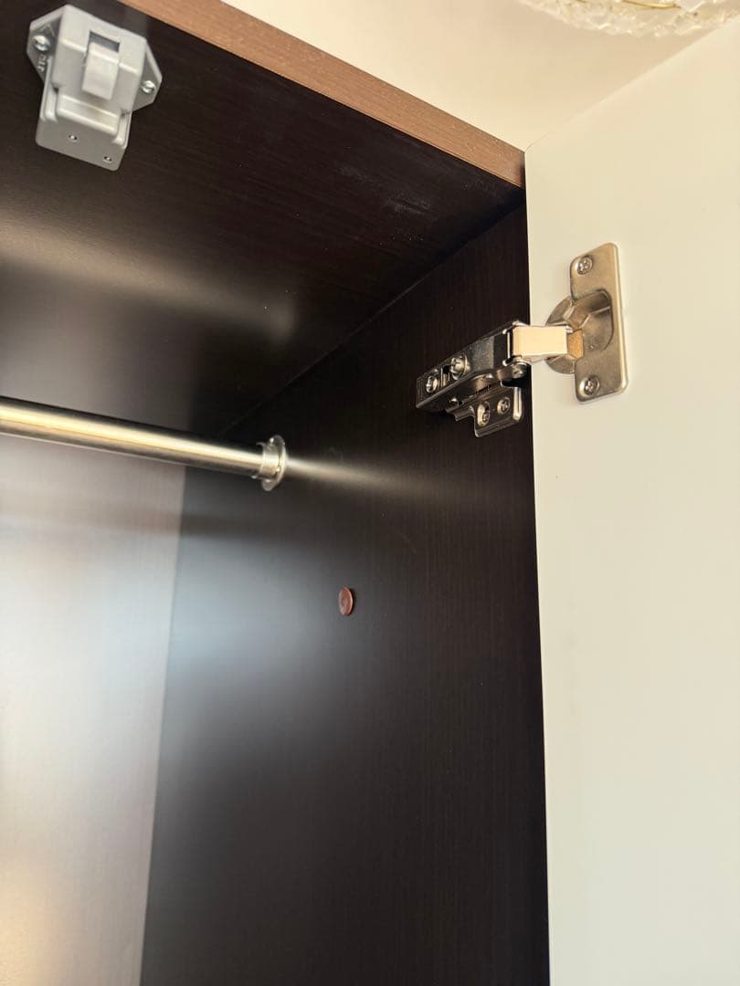 アン ホワイトとダークブラウンの大型収納キャビネット