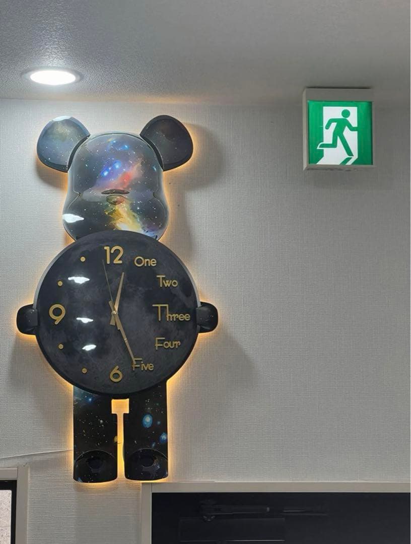 リモコン、ライト付き現代のクマの振り子部屋の装飾のための創造的な壁掛け時計