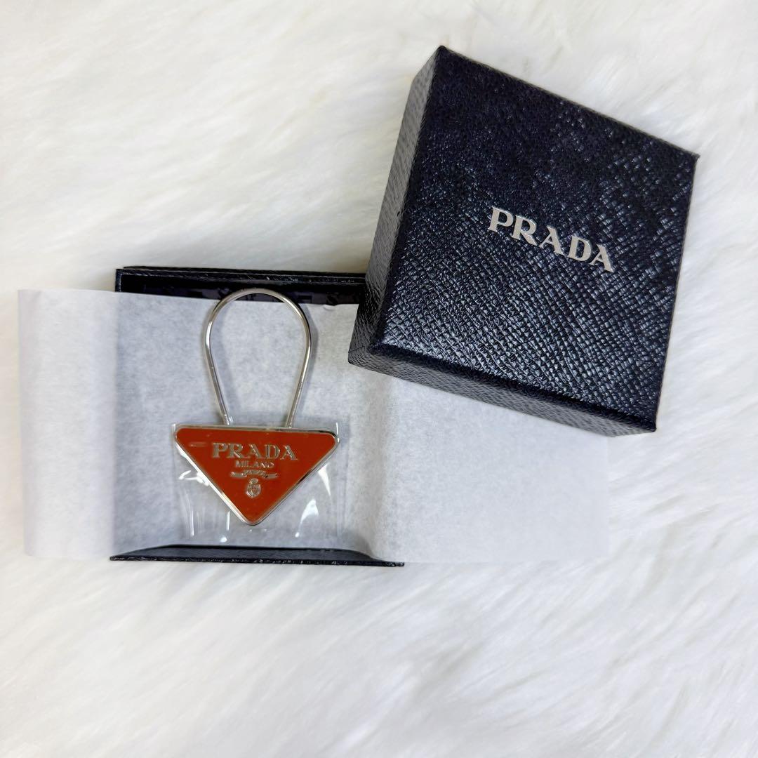 【新品未使用】PRADA 三角形メタルキーホルダー