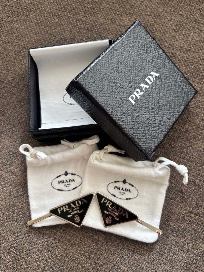 美品♡PRADAプラダ　メタルヘアピン ブラック