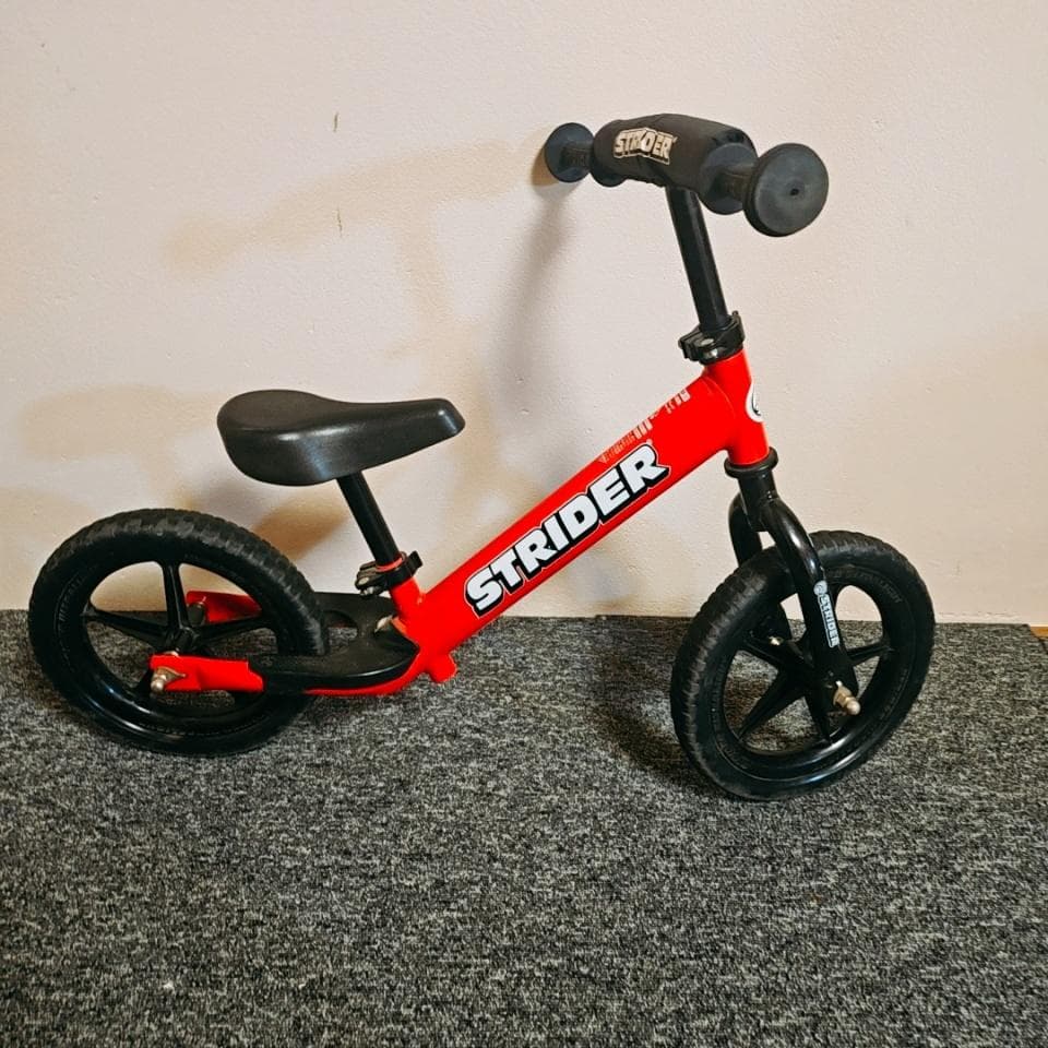 【美品】ストライダー　12　日本正規品　赤　キックバイク