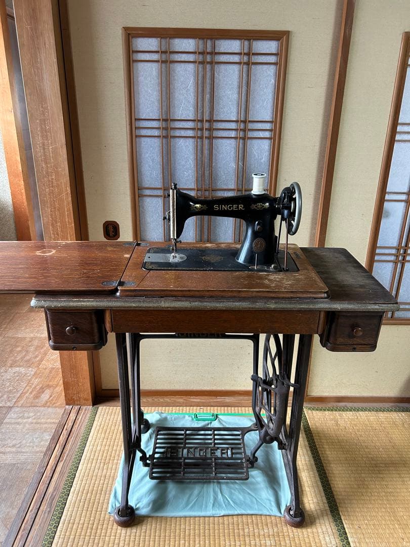 アンティークの足踏み式シンガーミシン(引き出し付きキャビネット型)