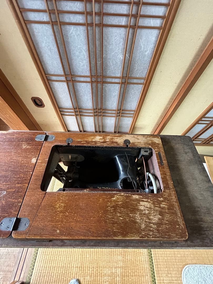 アンティークの足踏み式シンガーミシン(引き出し付きキャビネット型)
