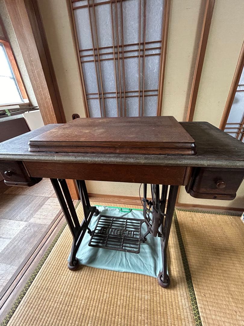 アンティークの足踏み式シンガーミシン(引き出し付きキャビネット型)