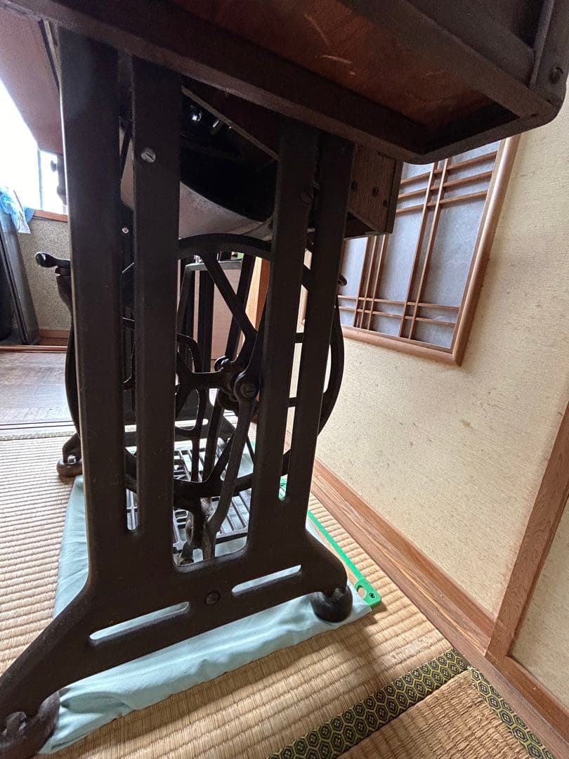 アンティークの足踏み式シンガーミシン(引き出し付きキャビネット型)