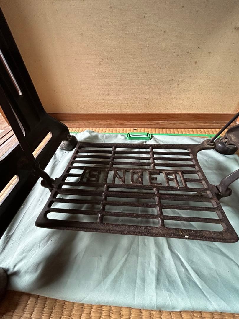 アンティークの足踏み式シンガーミシン(引き出し付きキャビネット型)