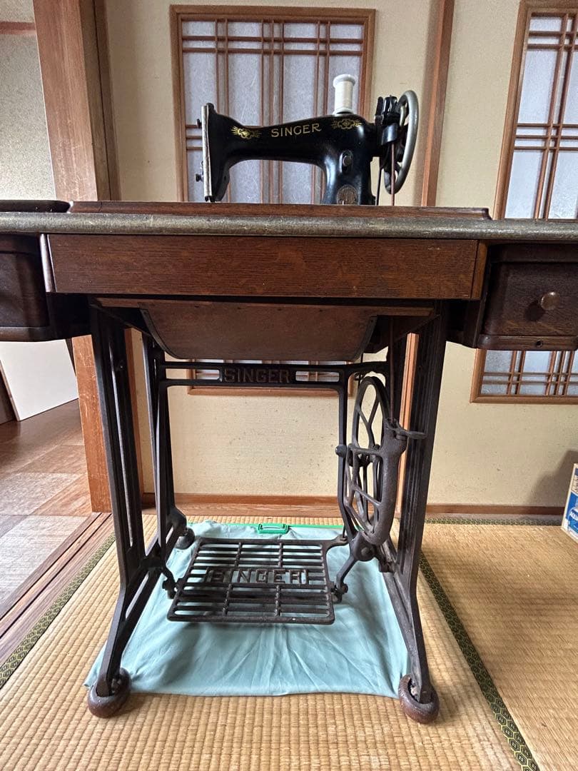 アンティークの足踏み式シンガーミシン(引き出し付きキャビネット型)