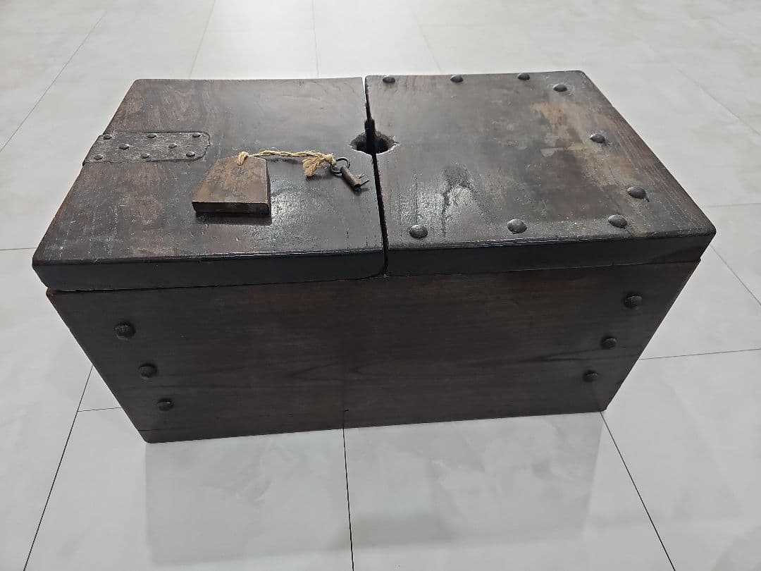 古いアンティークな銭箱