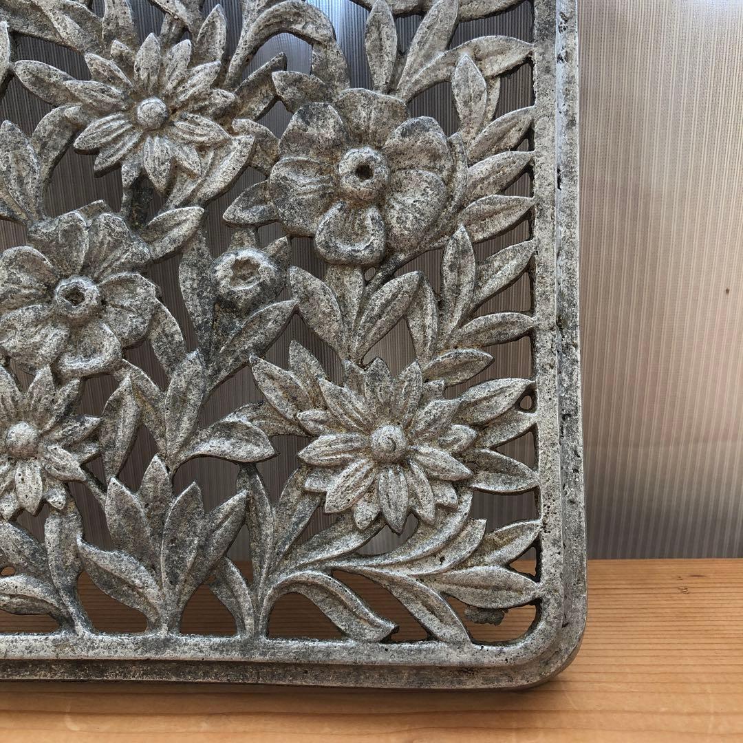 花のレリーフが美しい古い鍋敷き　トリベット　アンティーク　フランス　no.288