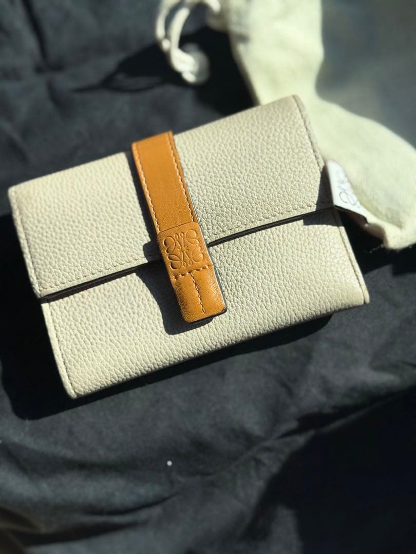美品即発送！ロエベ LOEWE バーティカル ウォレット スモール 三つ折り財布