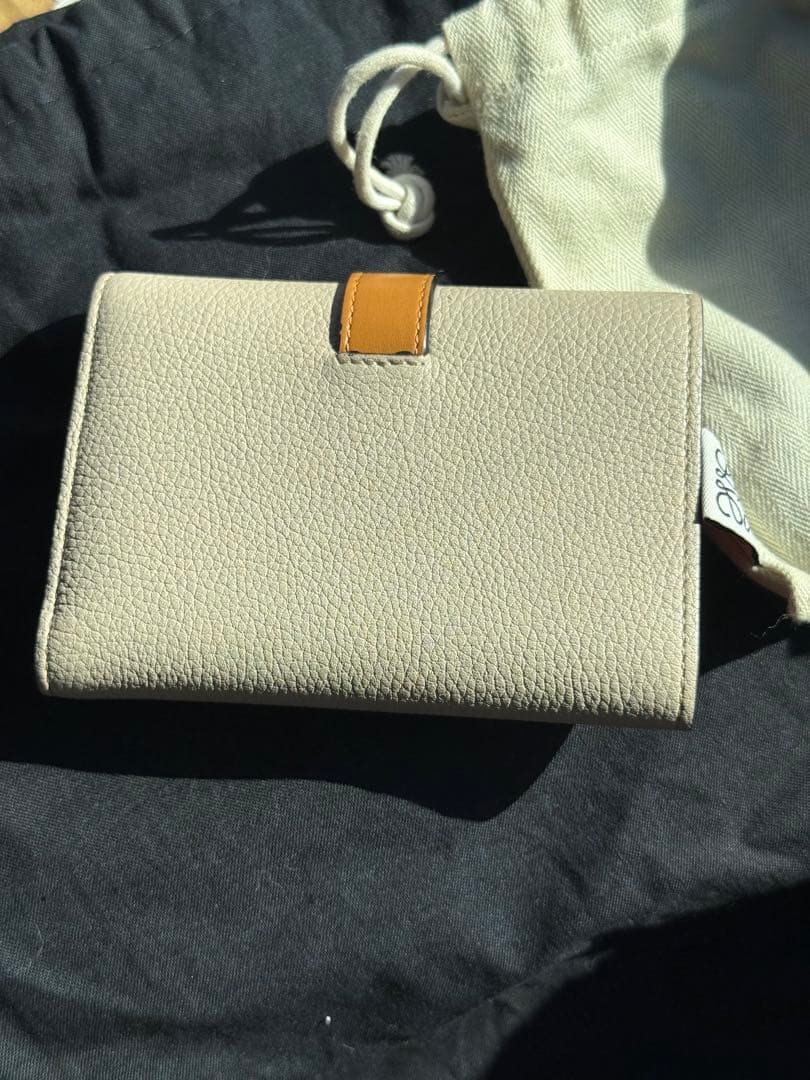 美品即発送！ロエベ LOEWE バーティカル ウォレット スモール 三つ折り財布