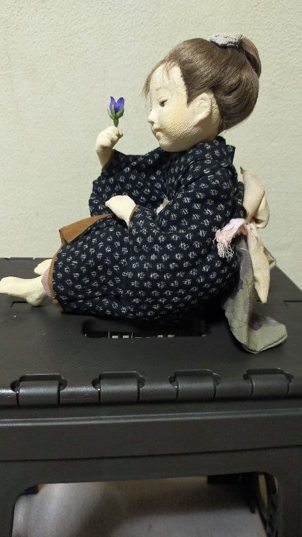 ④創作人形　花を持った少女