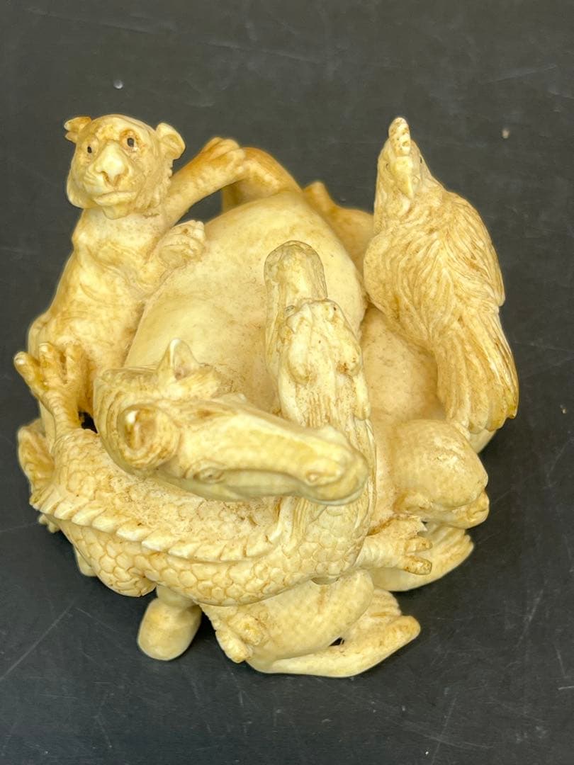 珍品　極上￼巨大根付　台付き　109g 送料込み