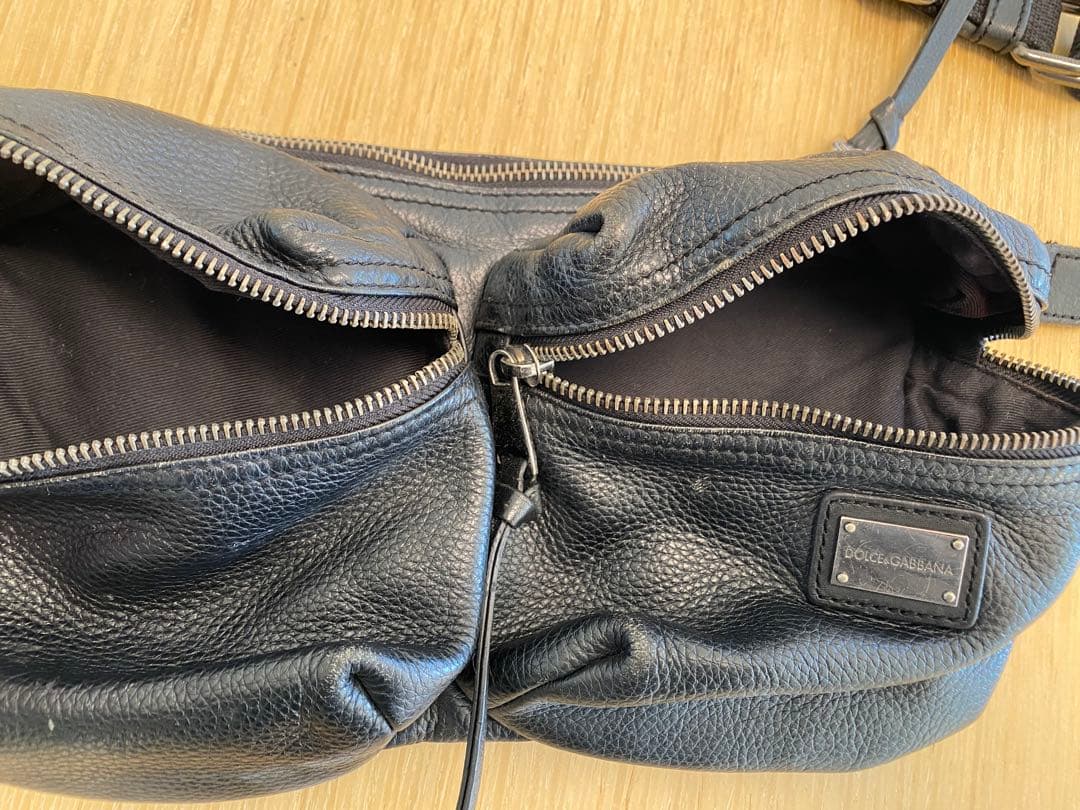DOLCE&GABBANA ブラック レザーボディバッグ