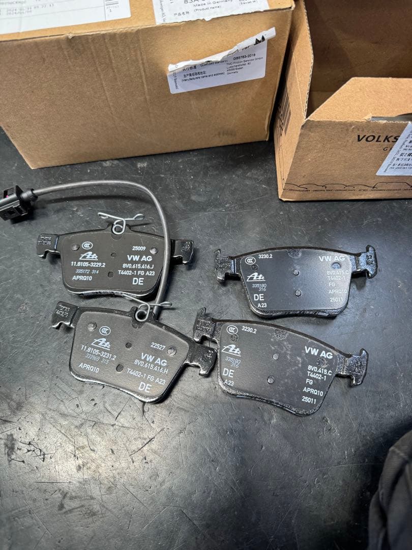 アウディ RSQ3 F3系 純正リアブレーキパット センサー付 AUDI