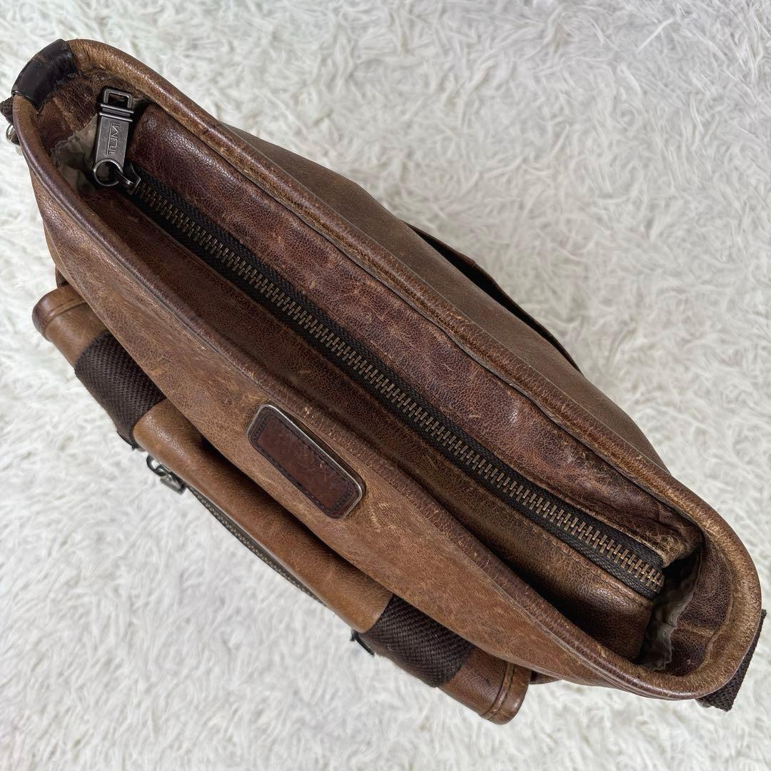 トゥミ　クロスボディバッグ　ショルダーバッグ　ヴィンテージ加工　レザー　ブラウン