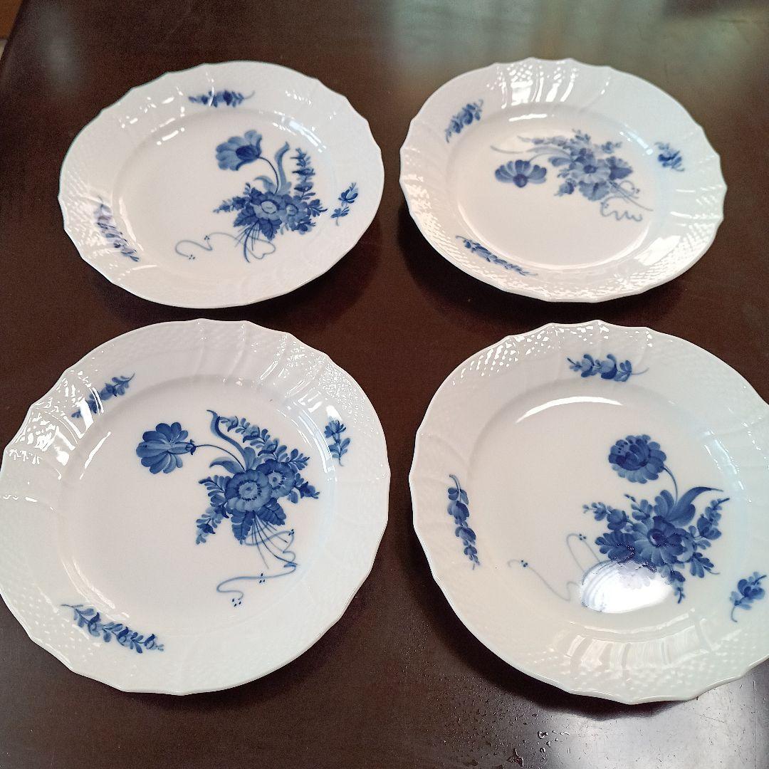 1970購入なのでレアで結構美品。ロイヤルコペンハーゲン 青い花柄皿 4枚セット