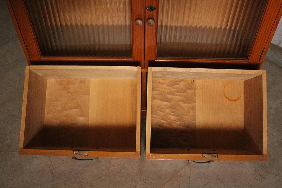 古いモールガラス戸棚　収納棚　小引き出し2杯