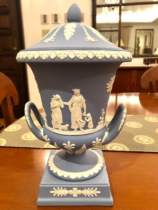 【新品、正規箱付き】ウェッジウッド　ジャスパー　トロフィー型蓋付置物　１個