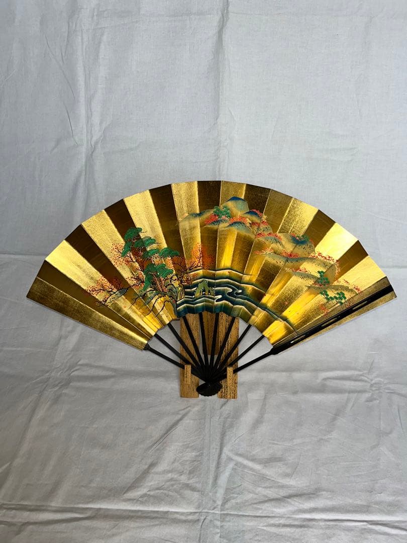 金地に春秋の柄仕舞扇