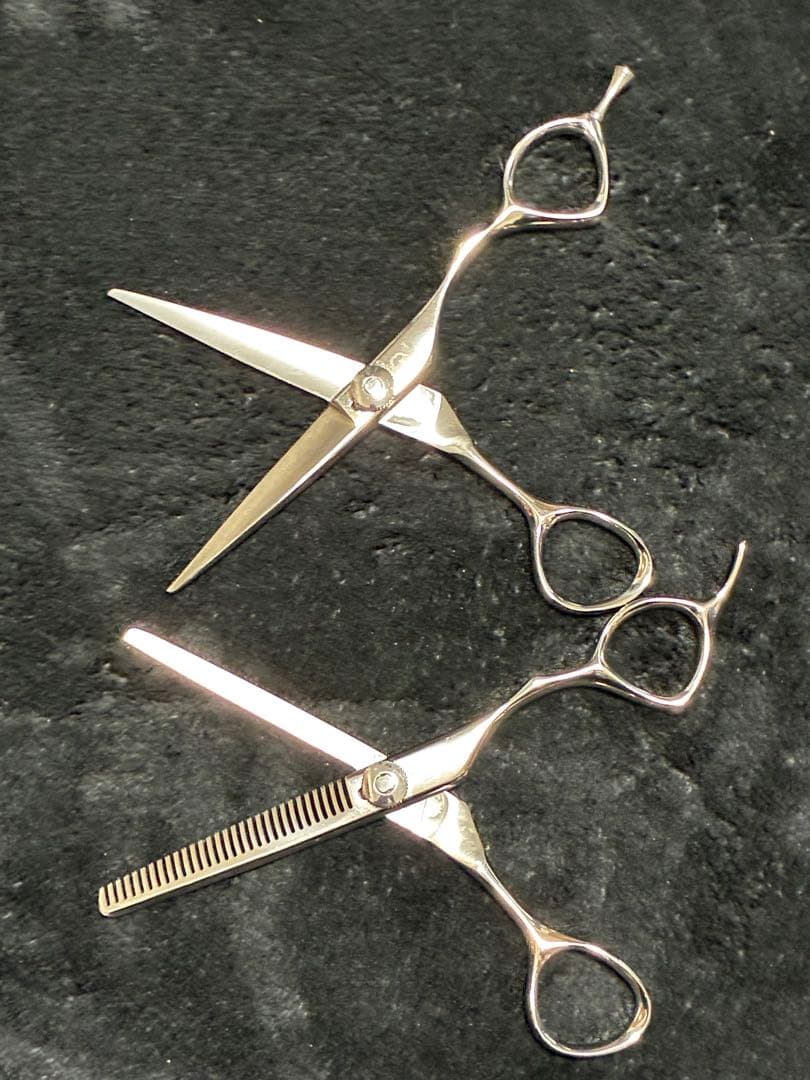 Mizutani 散髪用シザーとセニングシザー
