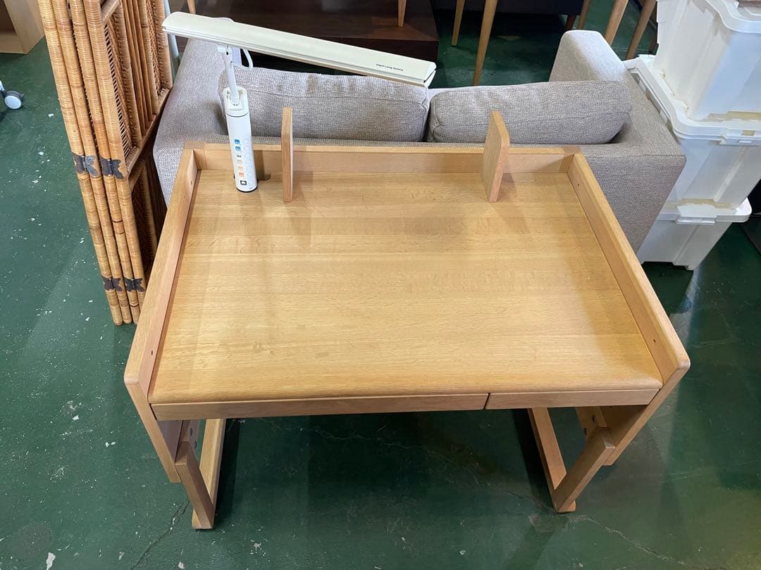 カリモク×ベネッセ　学習机　ライト付き