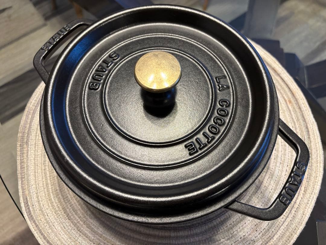 【美品】ストウブstaubピコココット ラウンド 22cm 人気マッドブラック色