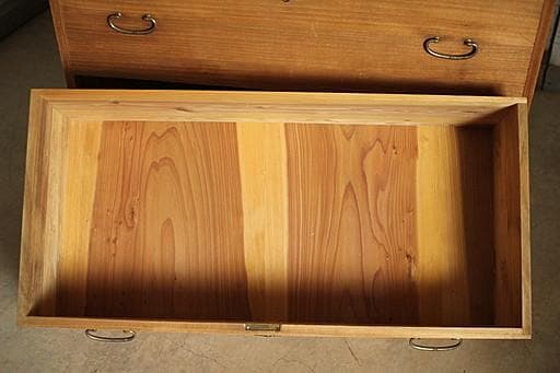 味のある木製の引き出し2段　チェスト　桐箪笥