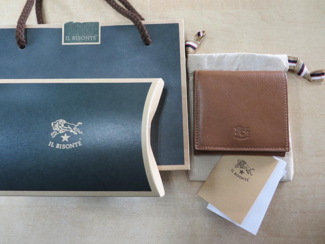 新作IL BISONTEイルビゾンテ スクエア二つ折り財布　未使用同様