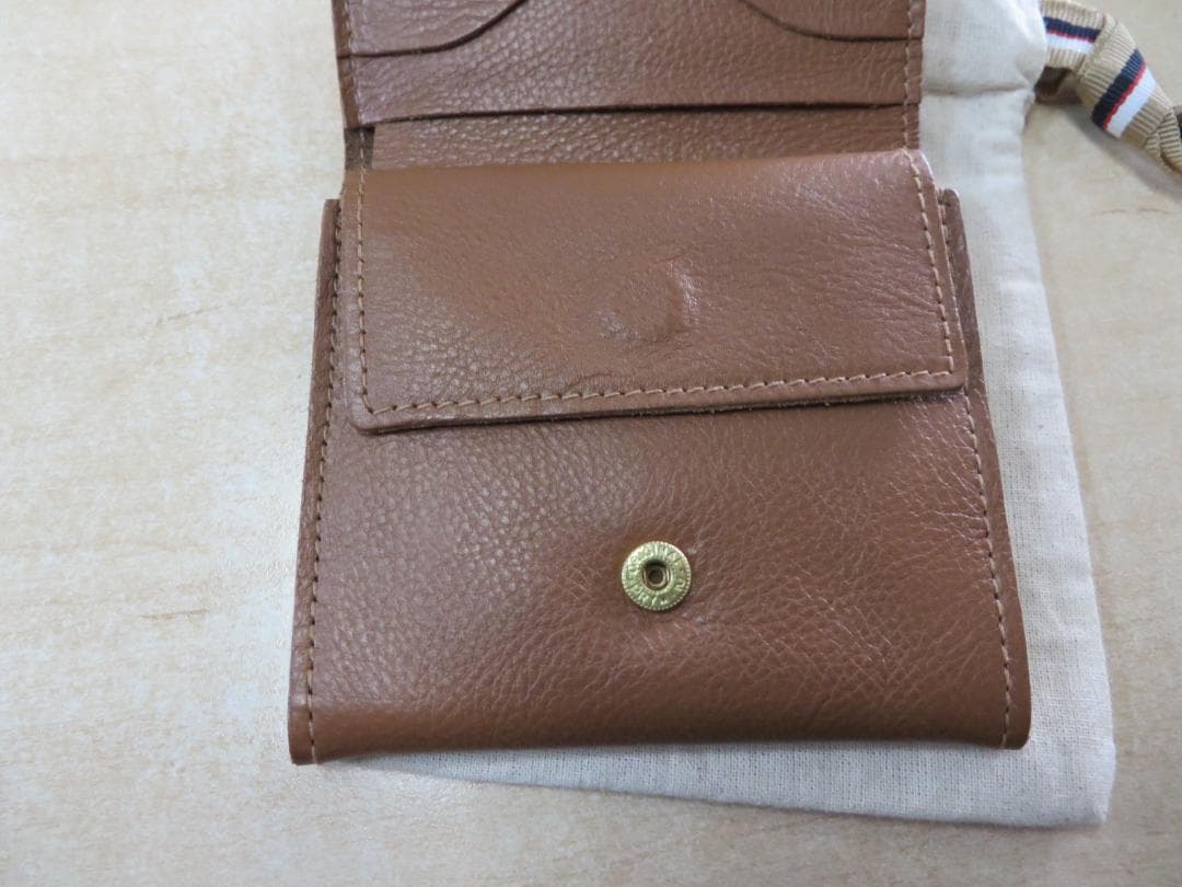 新作IL BISONTEイルビゾンテ スクエア二つ折り財布　未使用同様