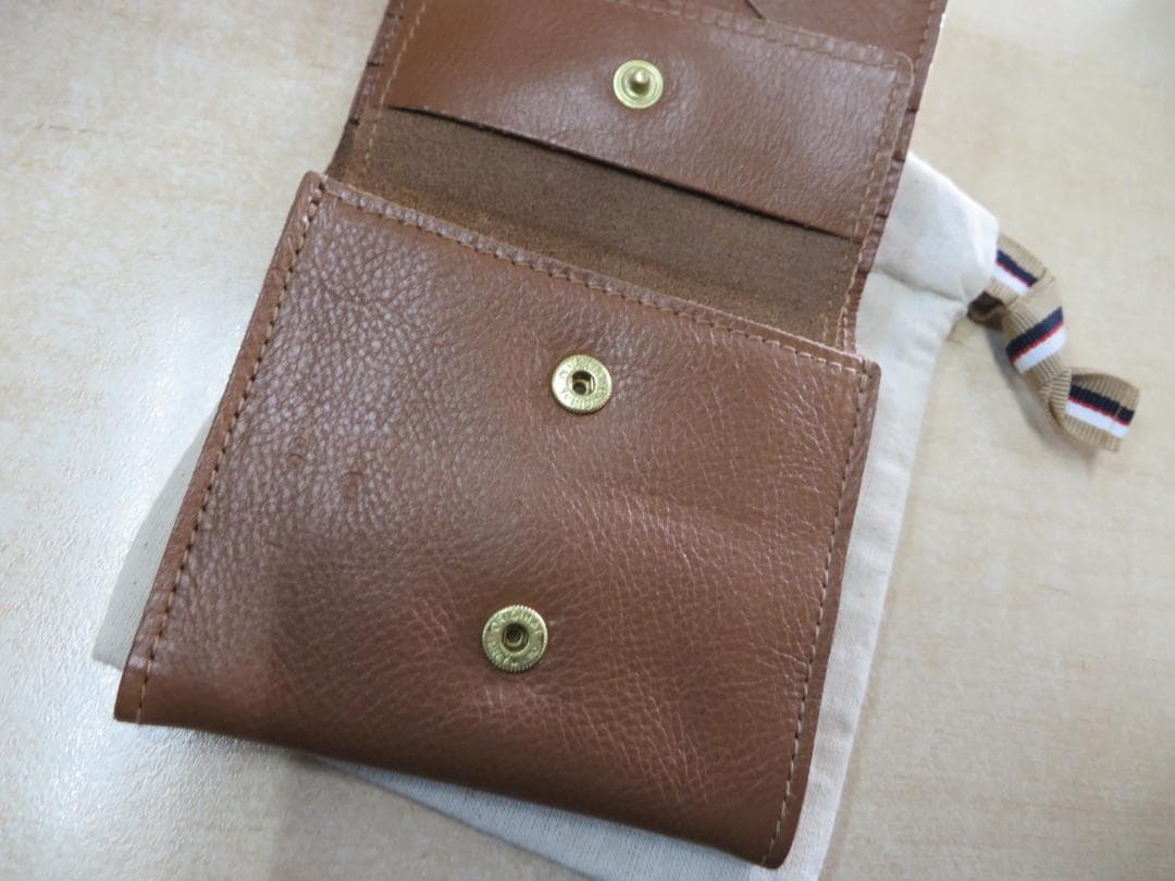 新作IL BISONTEイルビゾンテ スクエア二つ折り財布　未使用同様