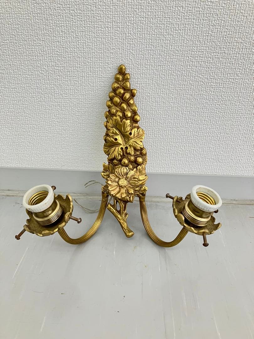 アンティークな壁掛照明器具　2灯　ガラス製ビー玉風シェード　お洒落な玄関照明葡萄