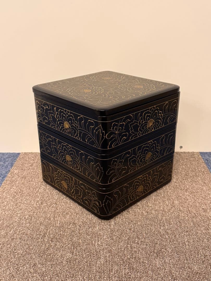 【輪島塗】沈金牡丹彫 三段重箱 金蒔絵 六五重 内朱塗 天然木 共箱