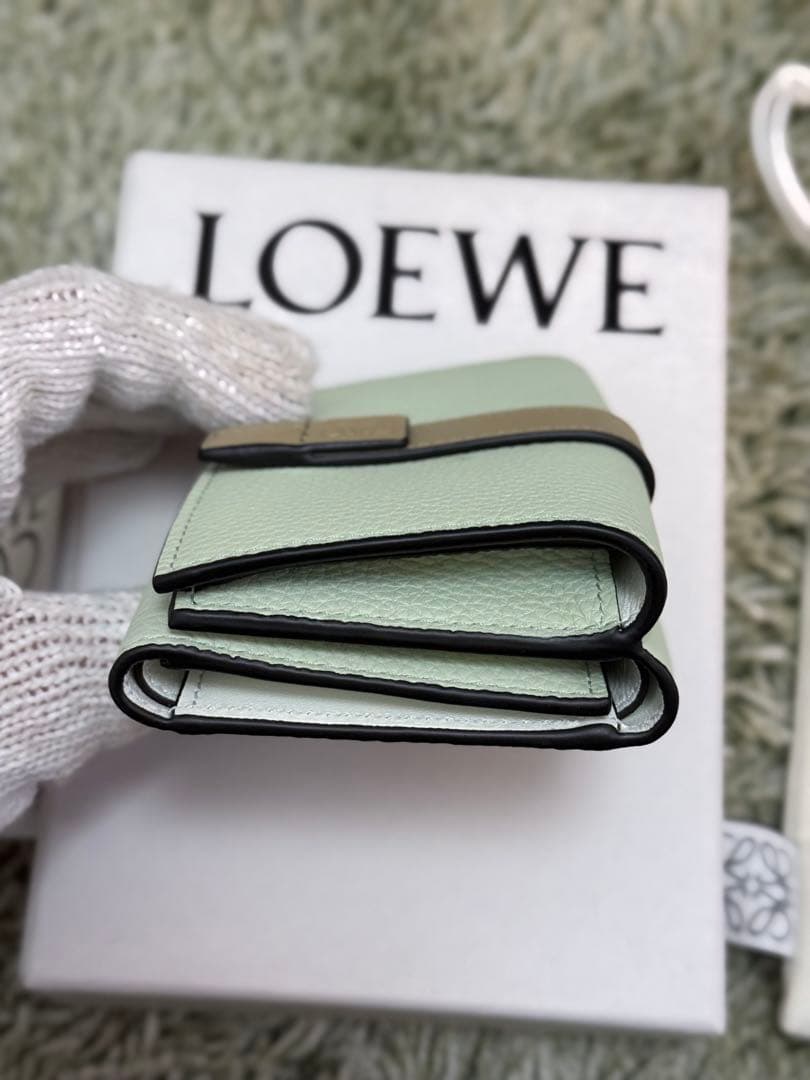 【新品】LOEWE トライフォールドウォレット フローズン/クレイ