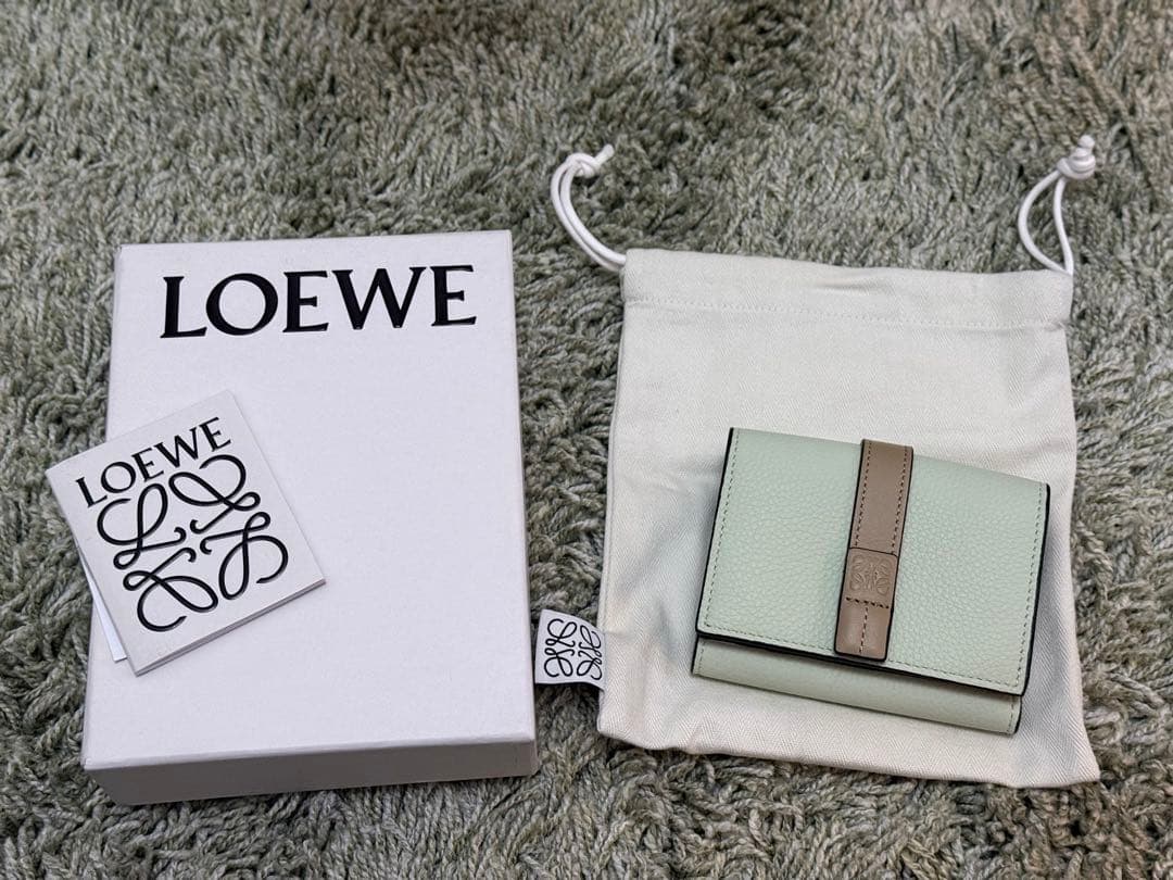 【新品】LOEWE トライフォールドウォレット フローズン/クレイ