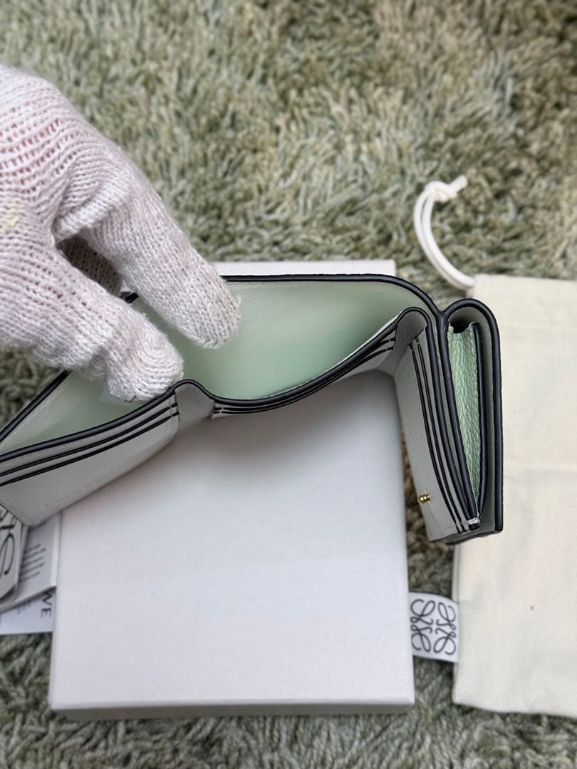 【新品】LOEWE トライフォールドウォレット フローズン/クレイ
