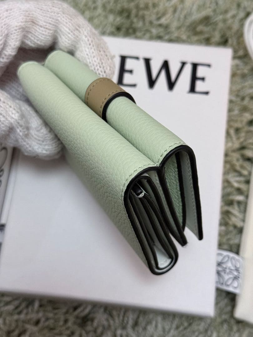 【新品】LOEWE トライフォールドウォレット フローズン/クレイ