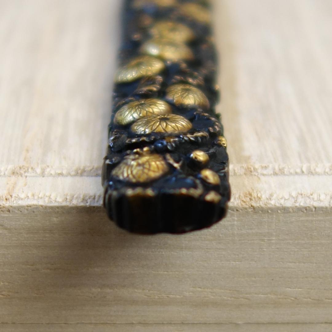 鍔 鐔 小柄 刀装具 日本刀 骨董 江戸時代【銅地 高肉彫 鍍金 菊花尽図小柄】