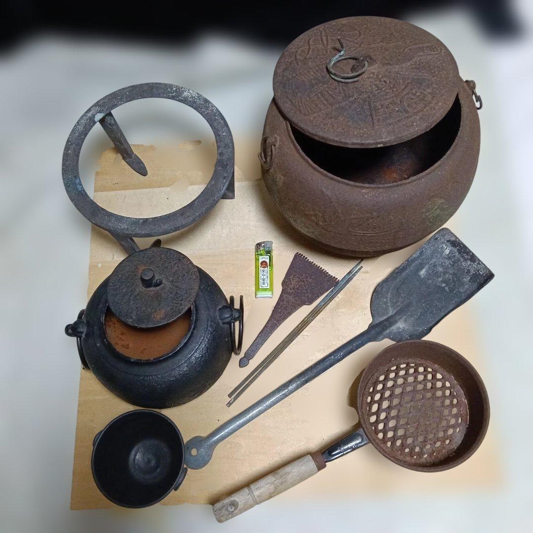 96..伝統的な鉄製南部、炭消し釜、五徳、火鉢セット、