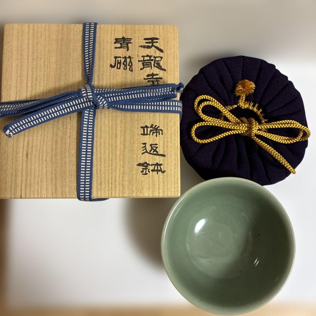 緑色の茶碗 木製箱付き 青磁鉢