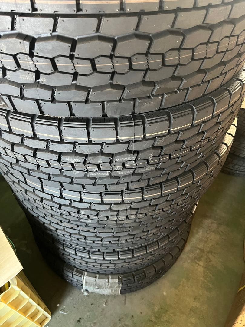 225/80R17.5 M646 新品2022年ミックス　スポンジボブ ②