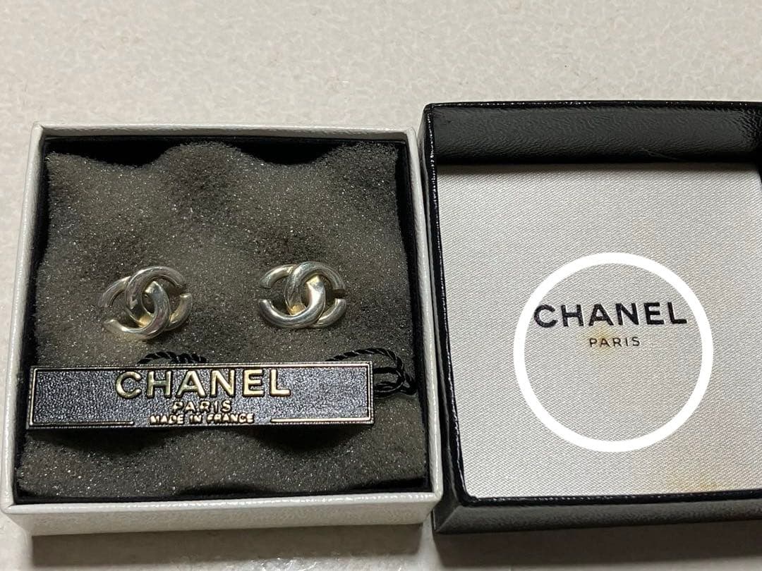 【CHANEL】　シルバーピアス