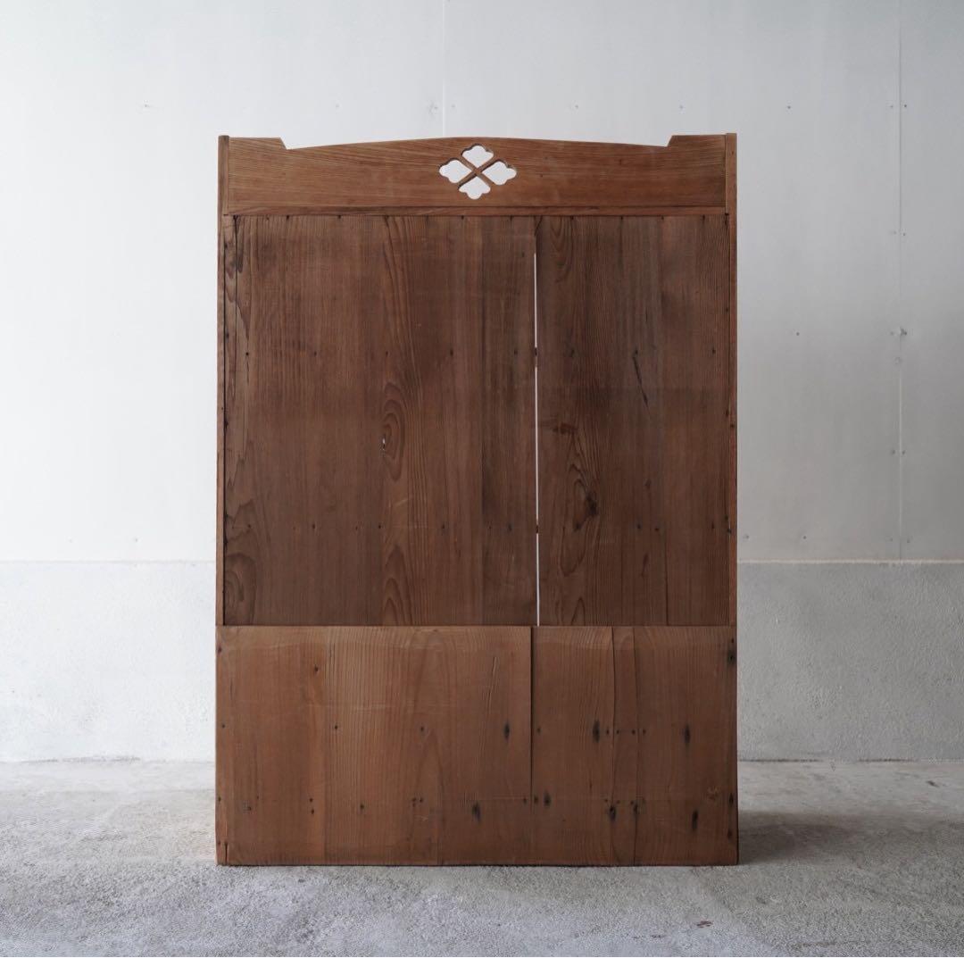 引き出しのついた木製棚